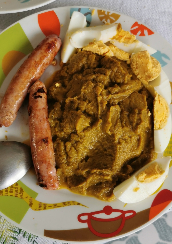 Una foto de Puré de brócoli con huevo cocido y longanizas de pavo