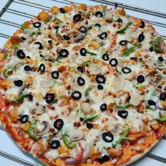 A picture of Chicken Tikka pizza.