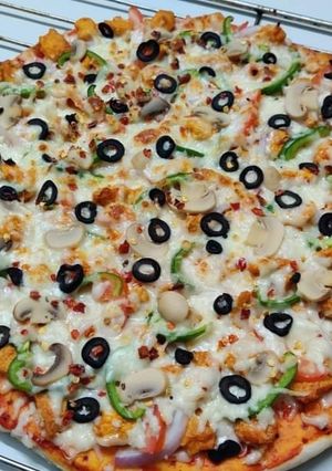 A picture of Chicken Tikka pizza.