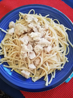 Una foto de Tallarines con crema y pollo