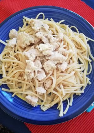 Una foto de Tallarines con crema y pollo