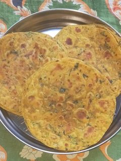 મેથી અને લીલી ડુંગળીના થેપલા (Methi Lili Dungri Thepla Recipe In Gujarati) રેસીપી મુખ્ય ફોટો