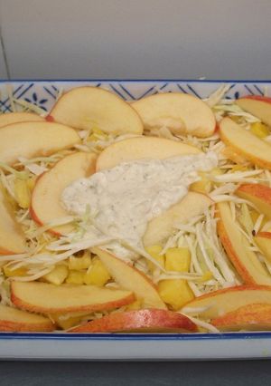 Una foto de Ensalada de repollo con piña y manzana