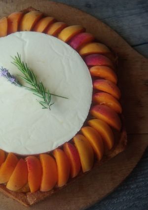 Une photo de Tarte abricot pêche romarin