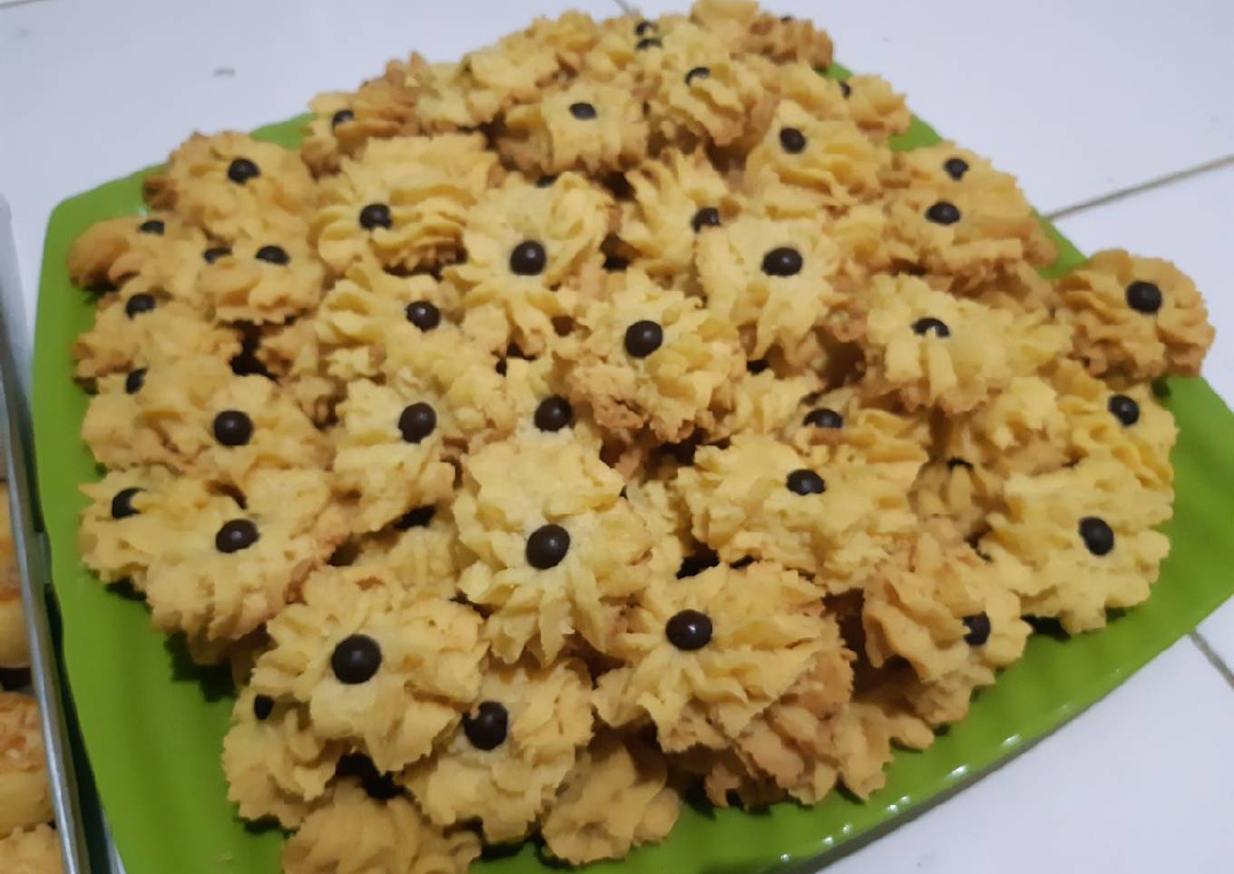 Kue semprit mawar keju