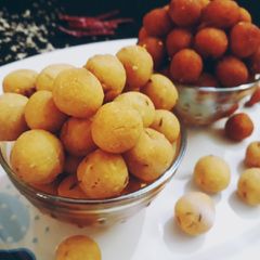 A picture of Two Flavour Crispy Rice Balls.