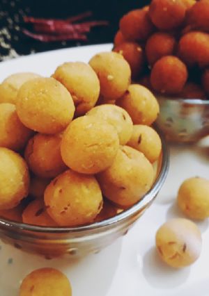 A picture of Two Flavour Crispy Rice Balls.