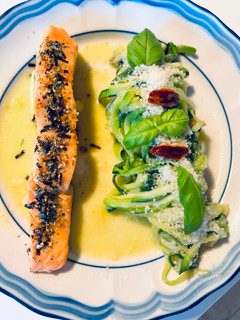 Una foto de Spaghettis de calabacín “aglio olio e peperoncino” con salmón a la plancha