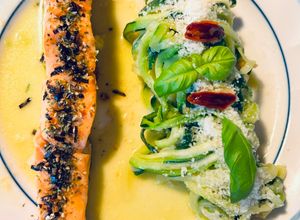 Foto principal de Spaghettis de calabacín “aglio olio e peperoncino”  con salmón a la plancha