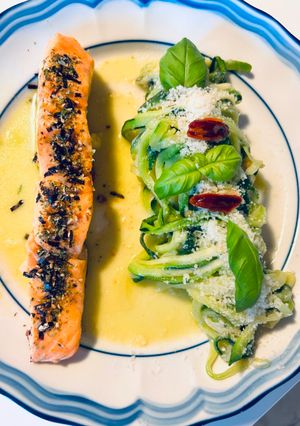 Una foto de Spaghettis de calabacín “aglio olio e peperoncino”  con salmón a la plancha