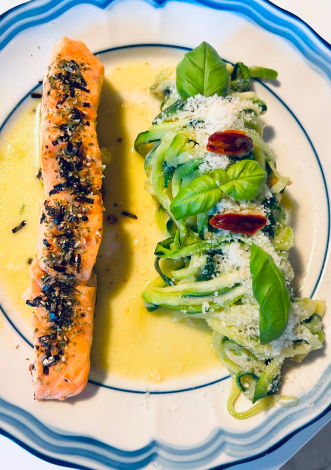 Una foto de Spaghettis de calabacín “aglio olio e peperoncino”  con salmón a la plancha