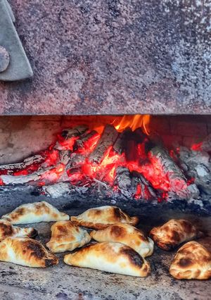 Una foto de Empanadas dulces al horno de barro 😍