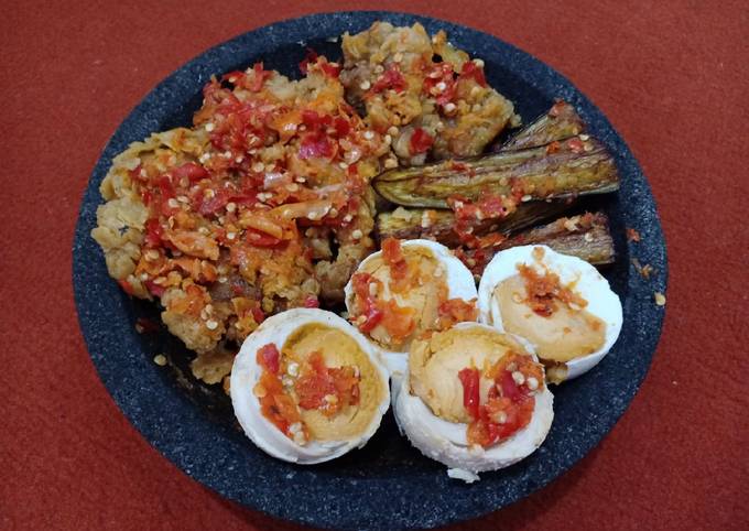Resep Geprek Ayam Terong Dan Telur Asin Oleh Diarydapurgita Cookpad
