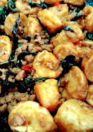 รูปของ เต้าหู้ไข่ทอดผัดกะเพราไก่สับ / ผัดกะเพราไก่สับเต้าหู้ไข่ทอด