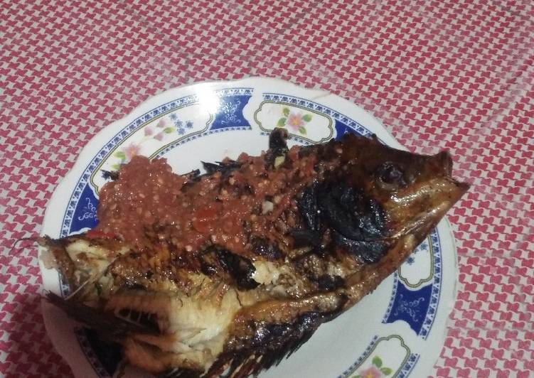 Proses Menyiapkan Gurami bakar sambel trasi pedas Lezat
