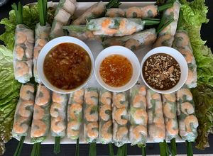 Hình của món Gỏi cuốn tôm thịt.