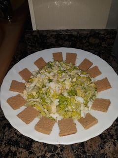Una foto de Ensaladilla de verano con huevas de bacalao