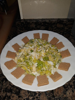 Una foto de Ensaladilla de verano con huevas de bacalao