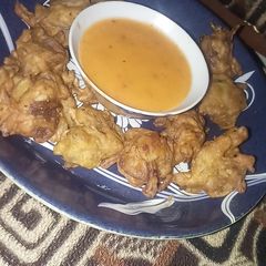 A picture of Special Pakora With Chutney.