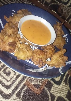 A picture of Special Pakora With Chutney.