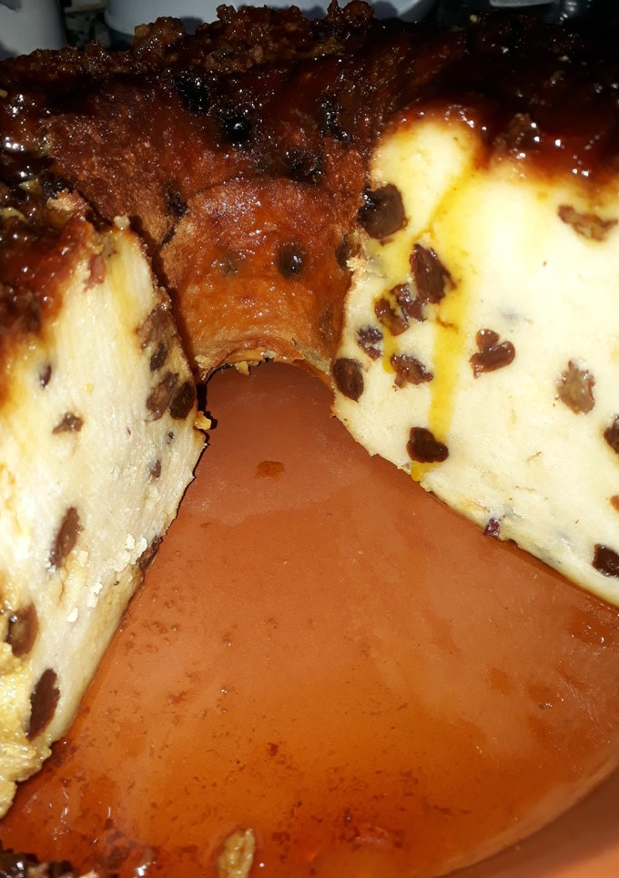 Una foto de Budín de pasas de uvas con pan en savarín y olla Essen