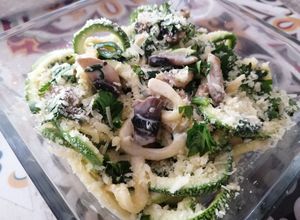 Una foto de Spaghetti Bibi de zucchinis con champiñones y perejil 🍄🌿🍝