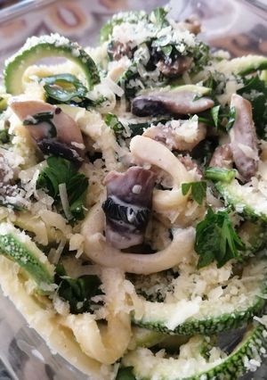 Una foto de Spaghetti Bibi de zucchinis con champiñones y perejil 🍄🌿🍝