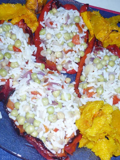 Una foto de Ensalada de arroz y arvejas en colchón de morrones