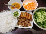 Bún thịt nướng chả giò