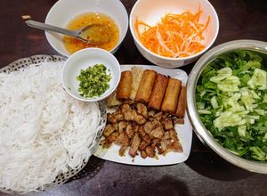 Hình của món Bún thịt nướng chả giò.