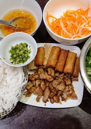 Hình của món Bún thịt nướng chả giò.