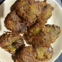 A picture of Kele ke chilke ke pakode.