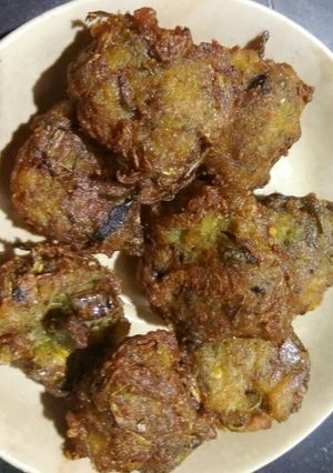 A picture of Kele ke chilke ke pakode.