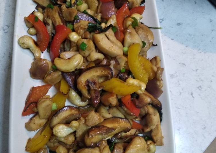 Recipe of Speedy Fried chicken with basil, cashew nut and mixed mushrooms