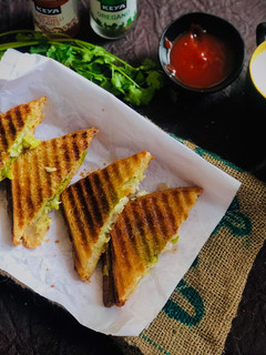 વેજ મેયોનીઝ ગ્રીલ્ડ સેન્ડવીચ &જીંજર મીલ્ક(Veg Mayonnaise Grill Sandwich & Milk Recipe In Gujarati) રેસીપી મુખ્ય ફોટો