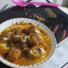 A picture of Cabbage kofta curry.