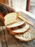 Pane in casetta con semi di papavero e sesamo