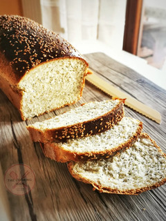 Foto di Pane in casetta con semi di papavero e sesamo