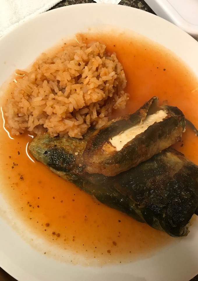 Una foto de Chiles rellenos