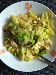 Una foto de Tallarines de arroz con verduras y pollo aplv y amm