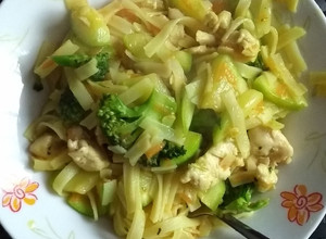 Una foto de Tallarines de arroz con verduras y pollo aplv y amm