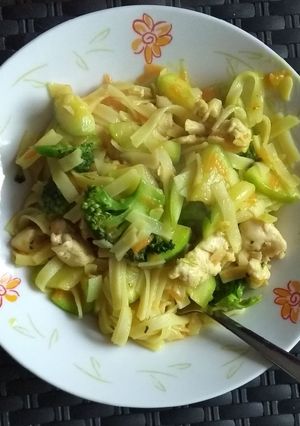 Una foto de Tallarines de arroz con verduras y pollo aplv y amm