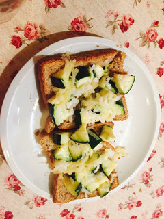 Una foto de Tosta de calabacín gratinado