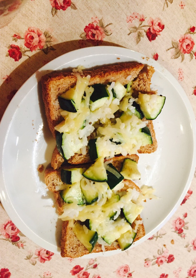 Una foto de Tosta de calabacín gratinado