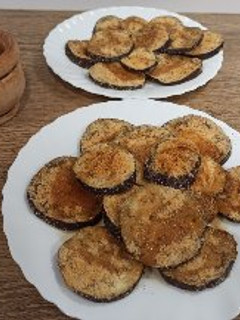 Una foto de Berenjenas crujientes al horno con salsa de soja y miel