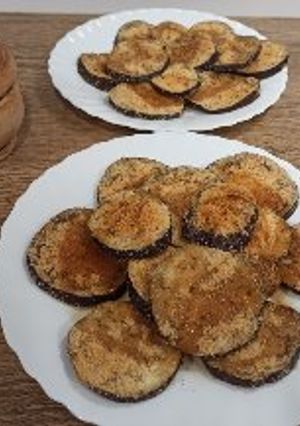 Una foto de Berenjenas crujientes al horno con salsa de soja y miel