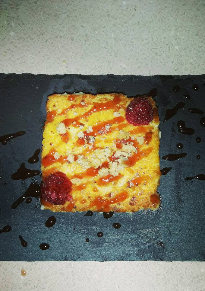 Una foto de Quesada pasiega con salsa de frambuesa, miel y nueces