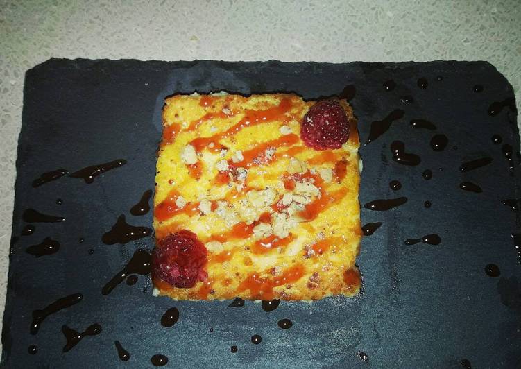 Quesada pasiega con salsa de frambuesa, miel y nueces