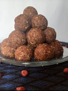 गुळ शेंगदाणे खजुराचे पौष्टिक लाडू (gul shengdana khajur ladu recipe in marathi) रेसिपी चे मुख्य फोटो