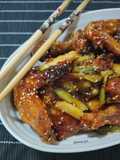 Alitas de pollo con ajos tiernos y salsa sweet chili